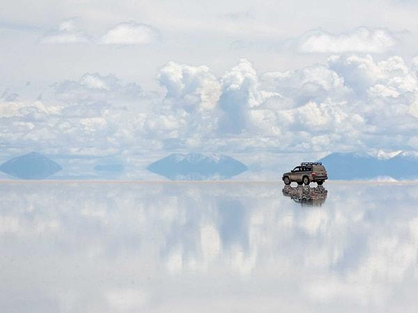 27. Bolivya'da bulunan Salar de Uyuni Gölü'nü arabayla bile gezebilirsiniz.