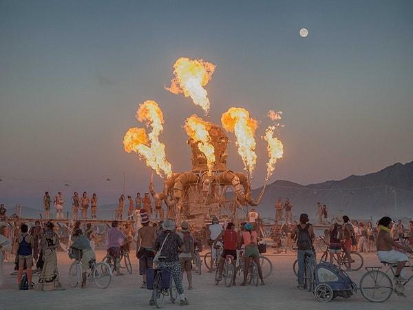 30. Nevada'nın Kara Kaya Çölü'nde gerçekleşen Burning Man Festivali'nin 65.000'i aşkın katılımcılarından biri de siz olup müziğe doyabilirsiniz.