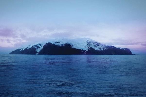 9. Birçok ülke hak iddia etse de, Afrika ile Antarktika’nın tam ortasında bulunan, üzerine canlı yaşamayan, buzla kaplı “dünya üzerindeki en ıssız kara parçası” olarak bilinen Bouvet Adası Norveç’e aittir.
