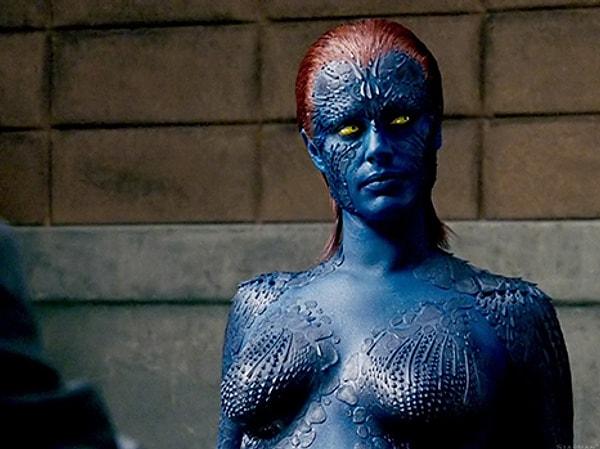 11. Mystique rolüyle tanıdığımız Rebecca Romjin vücut boyalarındaki kimyasallar yüzünden barda eğlenirken Hugh Jackman'ın üstüne mavi şekilde kusmuştur.