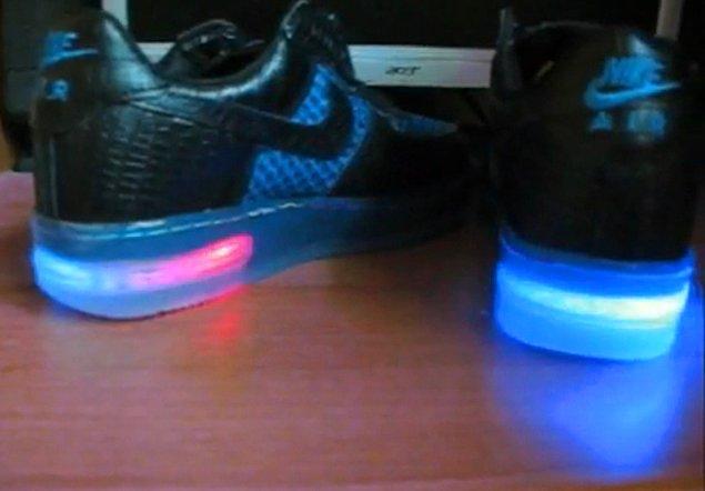 3. Bayram için alınan, hayallerimiz kadar parlak yanan ışıklı ayakkabıları giymek.