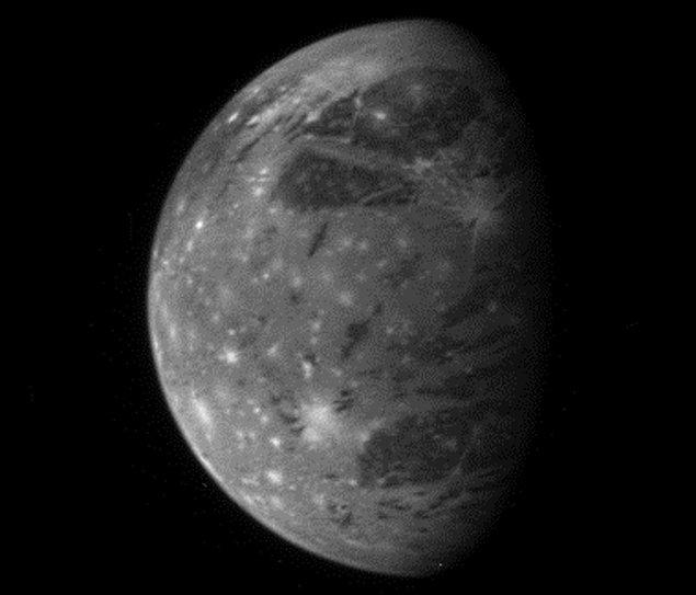 Jüpiterin'in en büyük uydusu olan Ganymede.