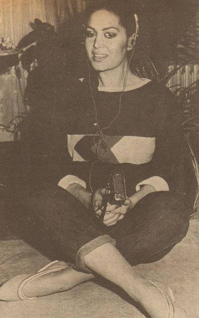 22. 1980`ler / Türkan Şoray O yıllarda albüm yapmak için deneme kayıtları yapan Türkan Şoray, walkmani ile kendi sesini dinliyor.