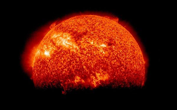 5.4 milyar yıl sonra – Güneş’te hidrojen tükendiği için artık sarı değil, kıpkırmızı görünecek.