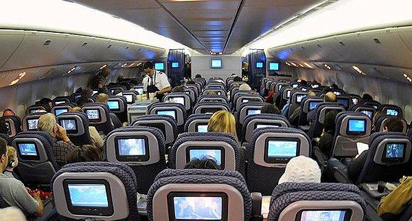 7. Uçaklarda koltuk arkasında tv var ve sadece haber sunuyor.