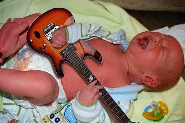 1. Gitar solosu atarken duygu seline kapılmış bebeklerini fotoğraflayan ebeveyn.
