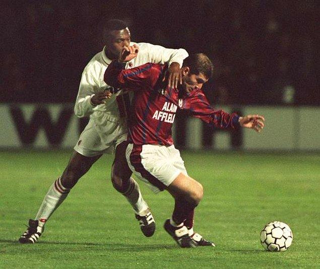 16. Marcel Desailly genç ve saçlı Zidane'ı savunuyor