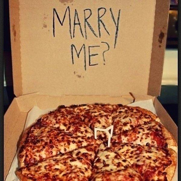 6. '' Abi bi karışık pizza ha bi de kapağa Benimle evlenir misin? yazarsanız süper olur. ''