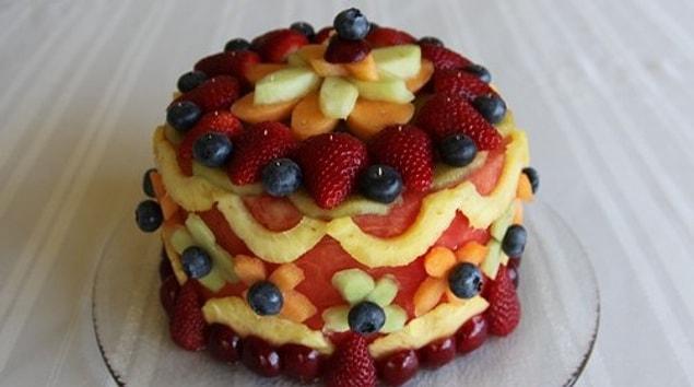 9. Serin doğum günü kutlamaları için meyveden pasta en ideali.