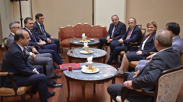 5- AKP-CHP Heyetleri Koalisyon İçin İlk Kez Toplandı