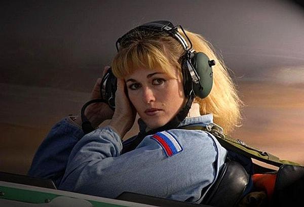 Akrobasi pilotluğunda doğuştan yetenekli olduğu düşünülen Kapanina, 1991 Yılında Rus Hava Akrobasisi Takımına katılmış.