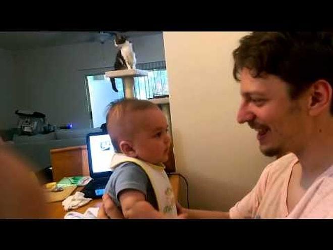Babasını Taklit Ederken "Seni Seviyorum" Diyen 3 Aylık Bebek
