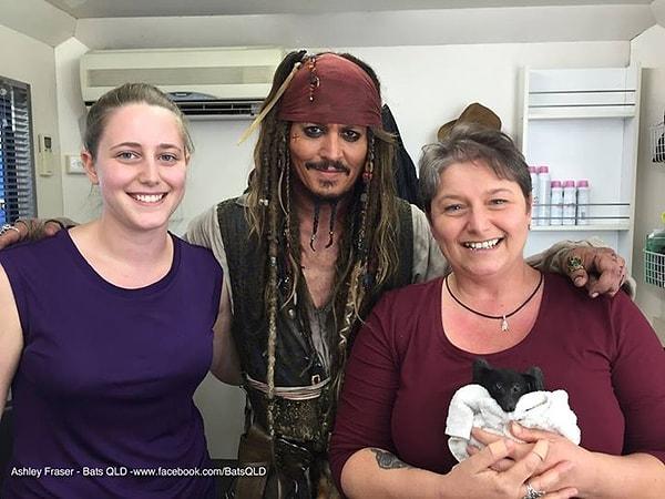 Ancak bu ziyareti Johnny Depp olarak değil, Kaptan Jack Sparrow olarak gerçekleştirdi.