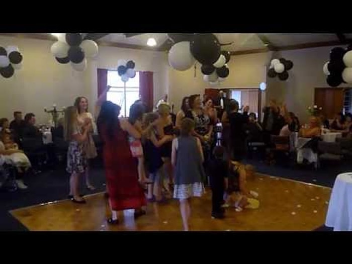 Gelin Buketini Yakalamak İçin Çocuğundan Vazgeçen Kadın