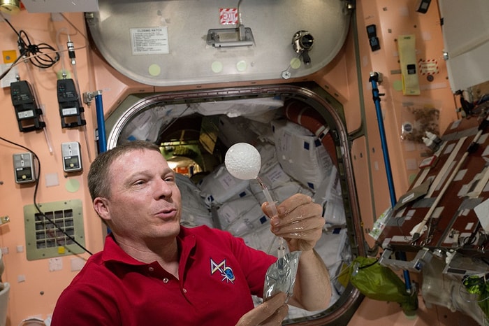 Yer Çekimsiz Ortamda Su Küresinin İçine Efervesan Tablet Atılırsa