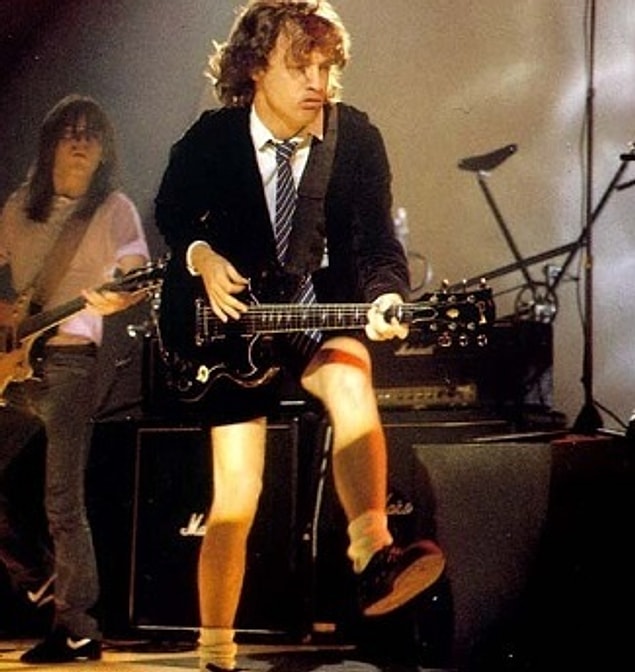 Hala hatırlayamayanlar için AC/DC'den Angus Young da bu dansı yapanlardan.