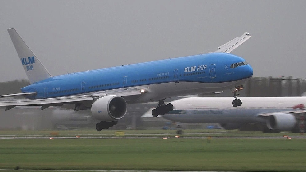 Fırtınaya Karşı Zorlu İniş Yapan Boeing 777 Tipi Yolcu Uçağı