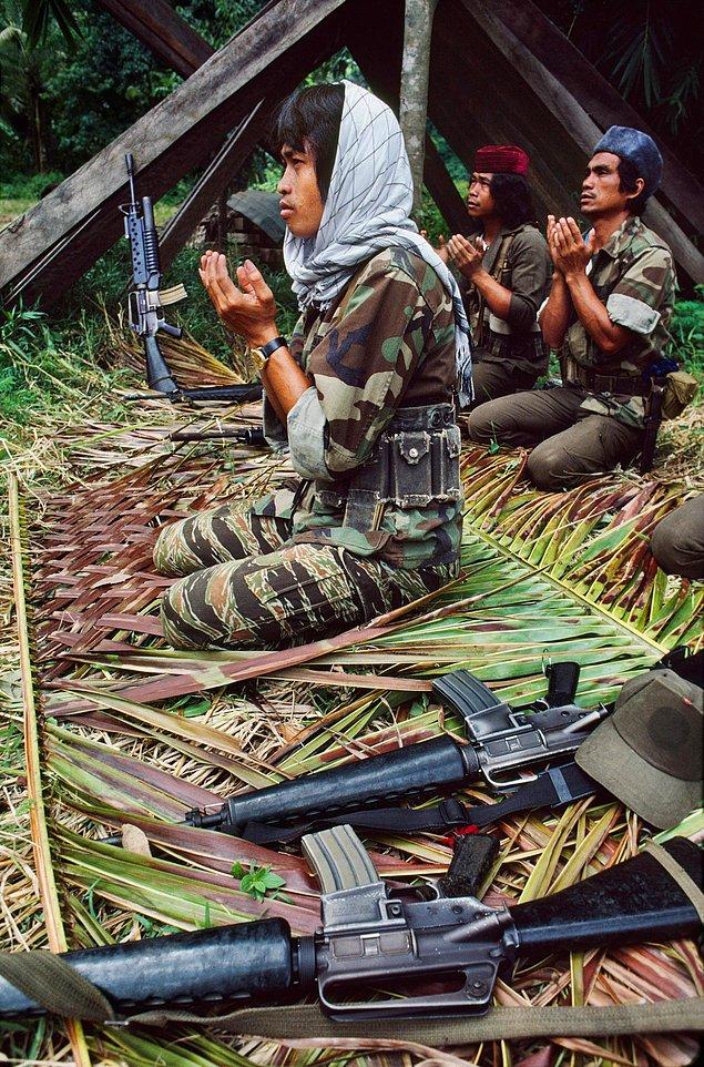 18. Müslümanlara karşı yapılan katliamlara dur demek için eline silah alan direnişçiler dua ederken, Filipinler
