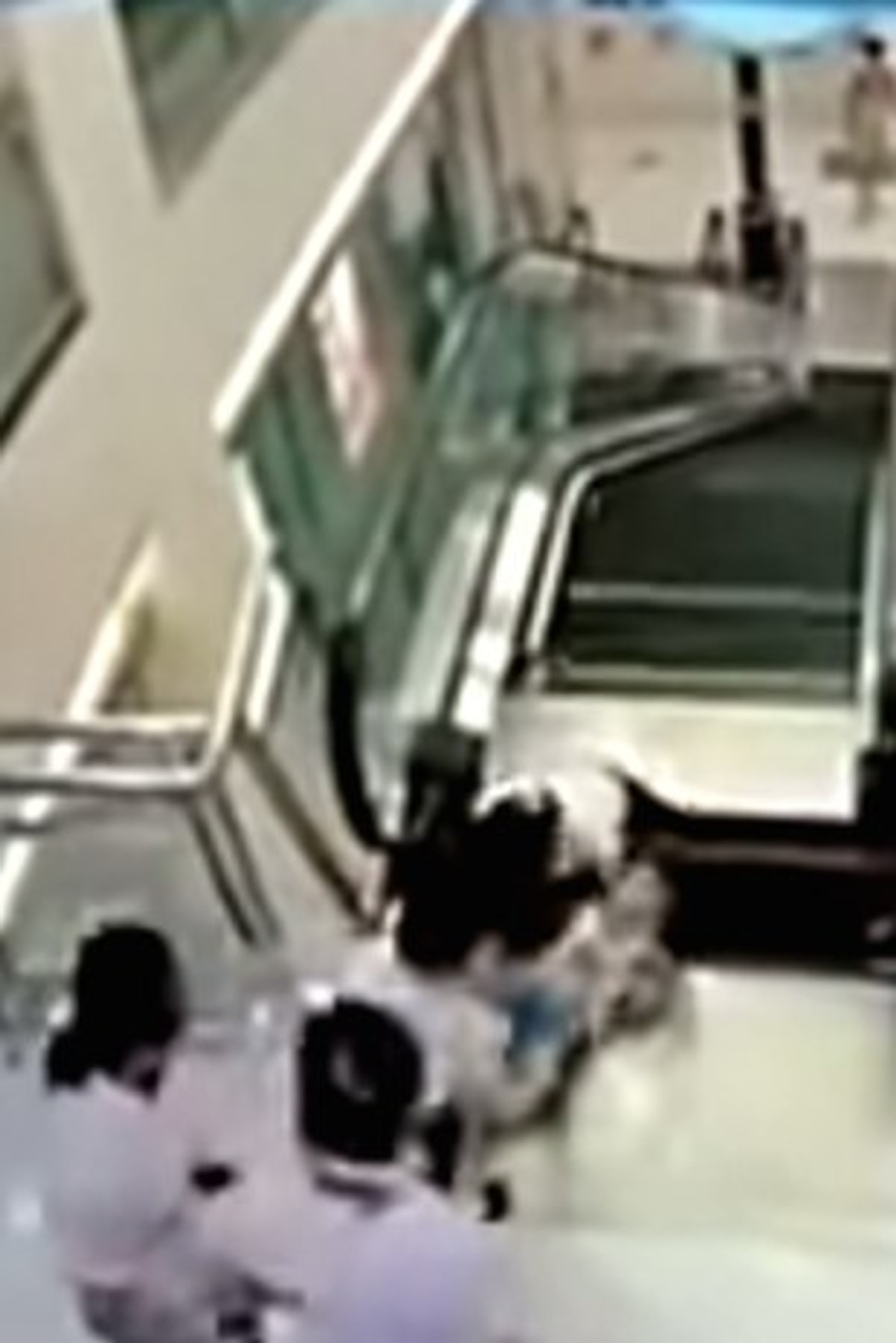 Женщина провалилась в эскалатор в китае. Человека затянуло в эскалатор. Женщину затянуло в эскалатор. Женщина провалилась в эскалатор. Женщина провалилась в эскалатор.