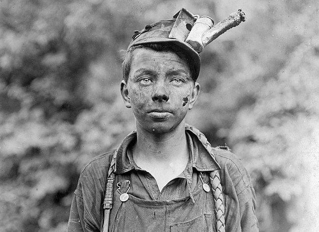 11. Sabah 7'den akşam 5.30'a kadar yük hayvanlarını süren bir çocuk. Kafasındaki şey ise, madenlere girdiğinde ışık veren lamba. (1908)
