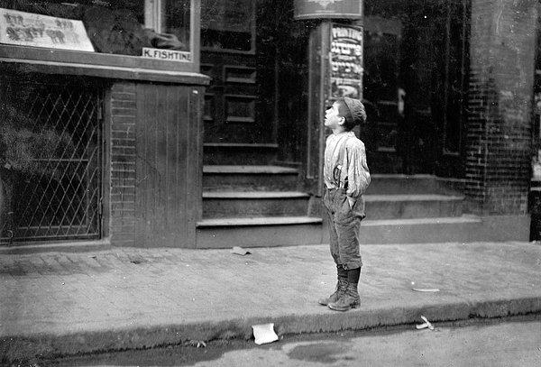 13. ' Ateş! Ateş! Ateş yakarım! ' Museviler için kutsal olan Cumartesi günü, sokakta Museviler için ateş yakmayı teklif eden bir çocuk. (1909)