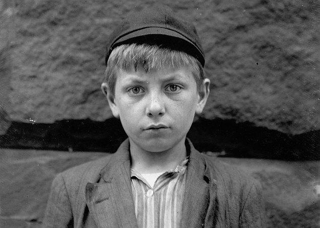 20. Louis Birch, 12 yaşında gazete dağıtan bir çocuk. Babası öldüğü için, dul kalan annesine maddi destek sağlamak adına bu işi yapıyormuş. (1910)