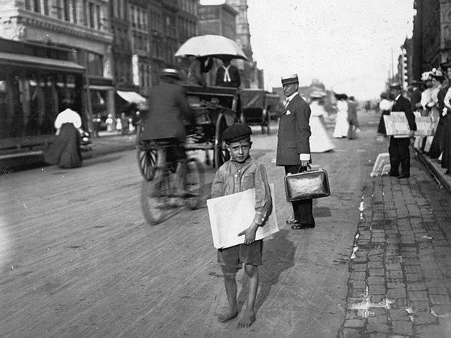 25. Indianapolis'de ayakları çıplak gazeteci çocuk. (1908)