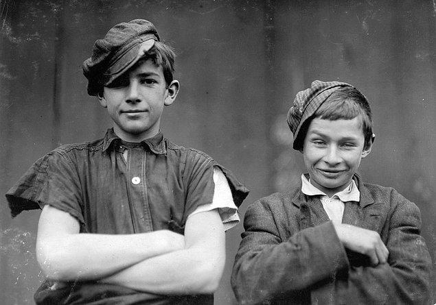 27. More-Jones şirketinde çalışan bu iki çocuk, gece vardiyasına kalmış. (1909)
