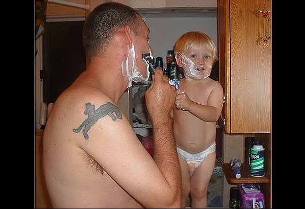 17. Çocuğuna traş olmayı öğreten baba.