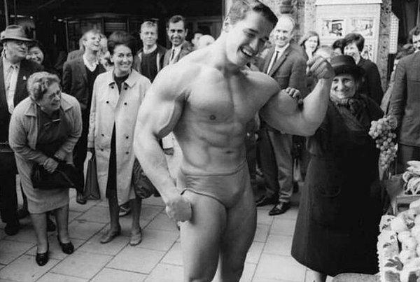 10. Arnold Schwarzenegger, 1967 yılında Münih'te teyzelere kaslarını gösteriyor