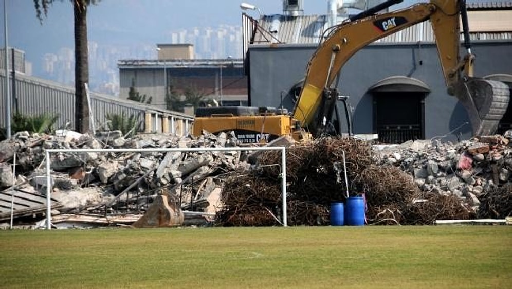 Alsancak Stadı'nın Yıkım Çalışmaları Sürüyor
