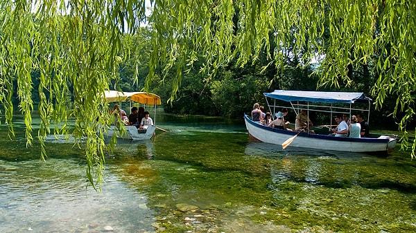 1. Ohri Gölü, Makedonya'nın güneybatısı ile Arnavutluk'un doğu toprakları arasındaki dağlık, sınır bölgesinde yer alan bir göldür