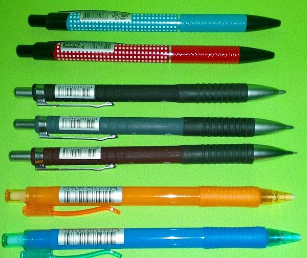 8. Uçlu kalemleri sürekli birilerine batırmak hatta kendi derine uçlu kalem batırıp ucun seninle bir 20 sene daha yaşamasına sebep olmak.