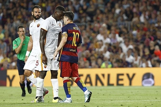 Messi Rakibine Kafa Attı