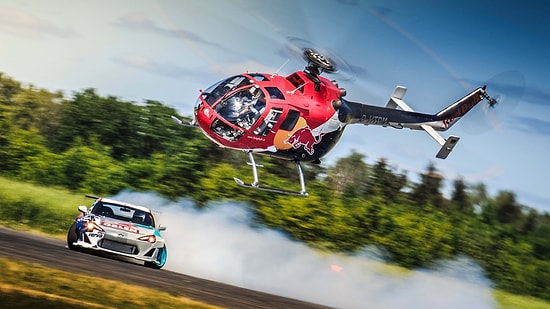 Akrobasi Helikopteri ve Yarış Aracının Birbirlerine Meydan Okuduğu Hareketli Anlar