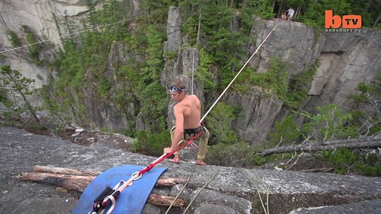Güvenlik Tertibatı Olmadan Şelale Üzerinde Yürüyen Adam