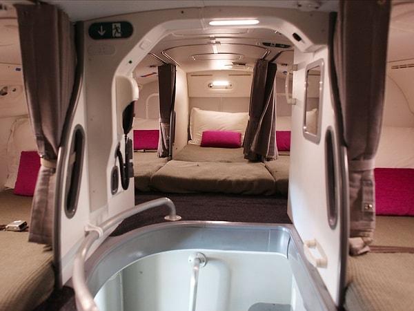 Üst katta dar, 8 yataklı, penceresiz yatak odaları bulunuyor (bazen 7). Bu bölge Boeing 787 Dreamliner'daki görevlilerin dinlenme alanı.