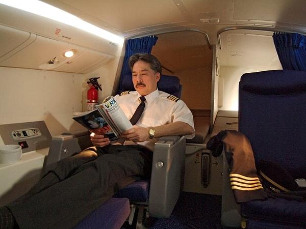 Boeing 777'de, pilotlar için ayrıca iki korpartman bulunuyor. Yine uçağına bağlı olarak, bu bölümlerde ikişer koltuk, lavabo ve tuvalet bulunuyor.