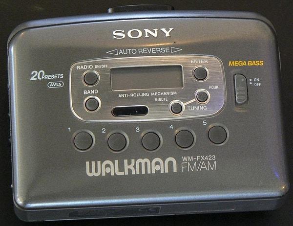 8. 2000'lerin başında son yıllarını yaşayan bir Walkman'inin sınıfta "ver şuna bi bakayım" diye elden ele geçirilmesi.