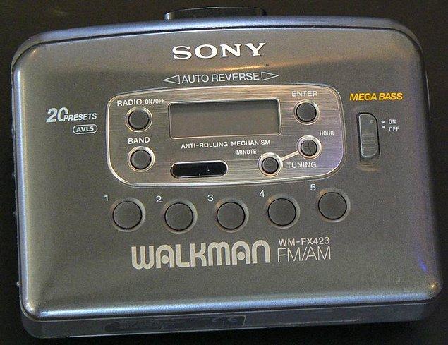 9. 2000'lerin başında son yıllarını yaşayan bir Walkman'inin sınıfta "ver şuna bi bakayım" diye elden ele geçirilmesi.