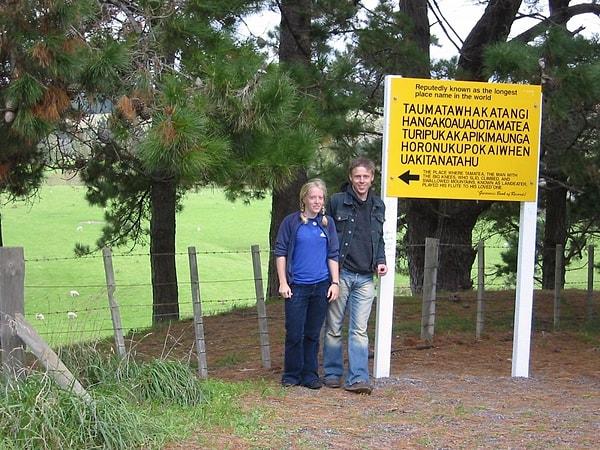 Gunnar ve kız kardeşi Yeni Zelanda'da, dünyanın ikinci en uzun isimli yerinde.
