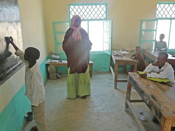 Somali'de çocuklar okullarına gelen bir yabancı olduğuna inanmakta güçlük çekince çareyi Gunnar'a dokunmakta bulmuşlar.