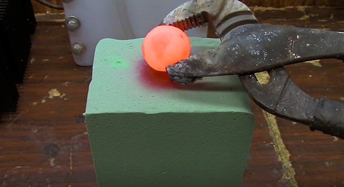 Süngerimsi Maddeye Isıtılmış Metal Top Bırakılırsa