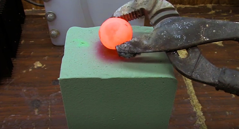 Süngerimsi Maddeye Isıtılmış Metal Top Bırakılırsa