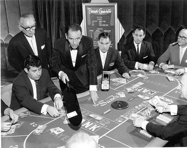 11. Frank Sinatra bakara oyununda kağıt dağıtırken, Las Vegas, 1959.