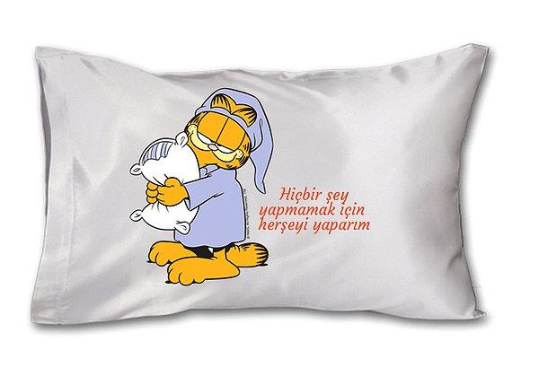 10. Siz de Garfield gibi yatağınızı/uykunuzu bırakamayanlardansanız bu yastık tam size göre!