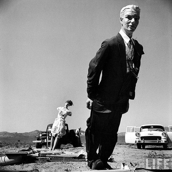 27. 1950'lerin ortalarında fotoğrafı çekilmiş Nevada'da bulunan bir atom bombası testi alanında bulunan cansız manken.