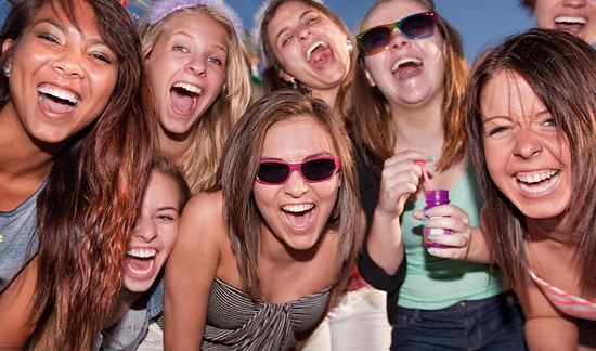 Grup Fotoğraflarında En Dışta Kalan Kadınlar Hakkında Bilmeniz Gereken 16 Şey