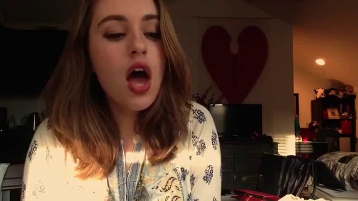 Adeta Ses Düzenleyicisinde Oynanmış Gibi Pürüzsüz Bir Sese Sahip 18 Yaşındaki Kız