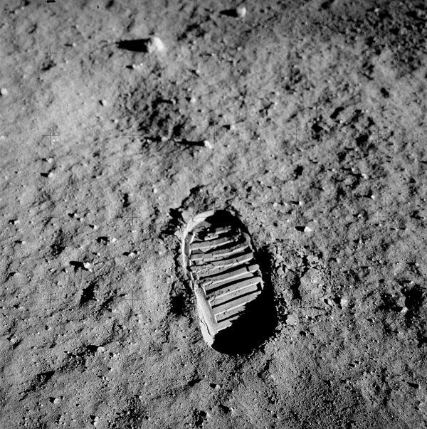8. Ay'daki ilk ayak izi, Buzz Aldrin'e ait, 20 Temmuz 1969, Apollo 11